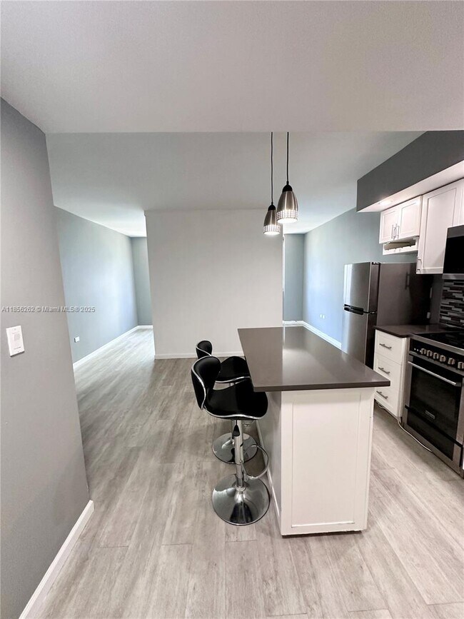 Building Photo - 999 Brickell Bay Dr