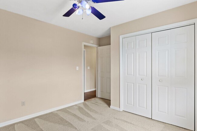 Building Photo - 3 Bed / 3 Bath. Pet Friendly. Easy access ...