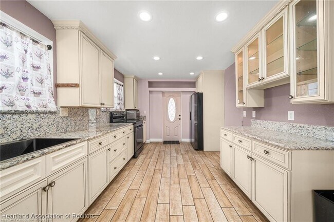 Building Photo - 1110 Hotiyee Ave