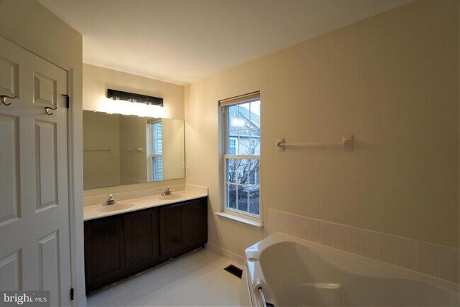Building Photo - 458 Country Club Dr