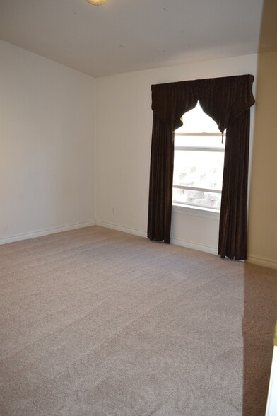 Building Photo - 2121 Springwater Avenue