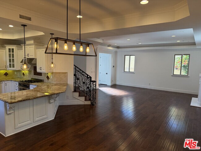 Building Photo - 2005 Robinson St