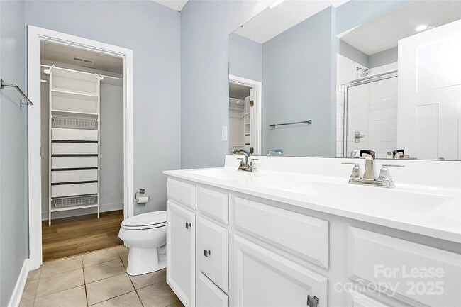 Building Photo - 228 Parkwood Ave