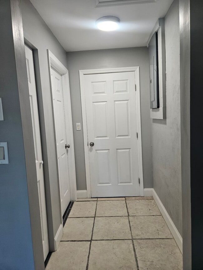 Building Photo - 3 bedroom 2 bath home