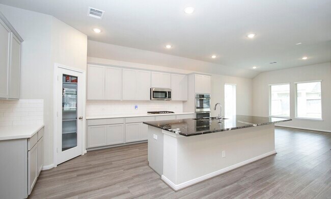 Building Photo - 31611 Lyle Mnr Dr