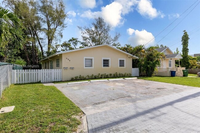 Building Photo - 129 SE 4th St