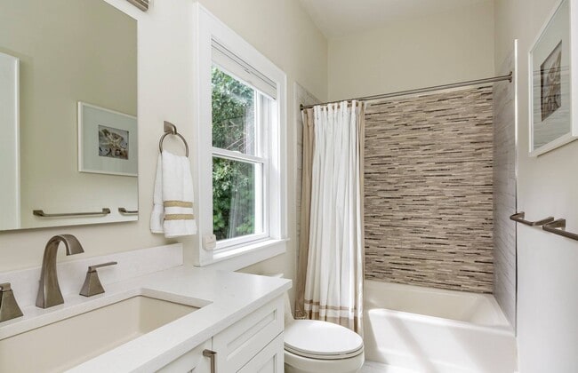 Building Photo - 48 Woodthrush Ln