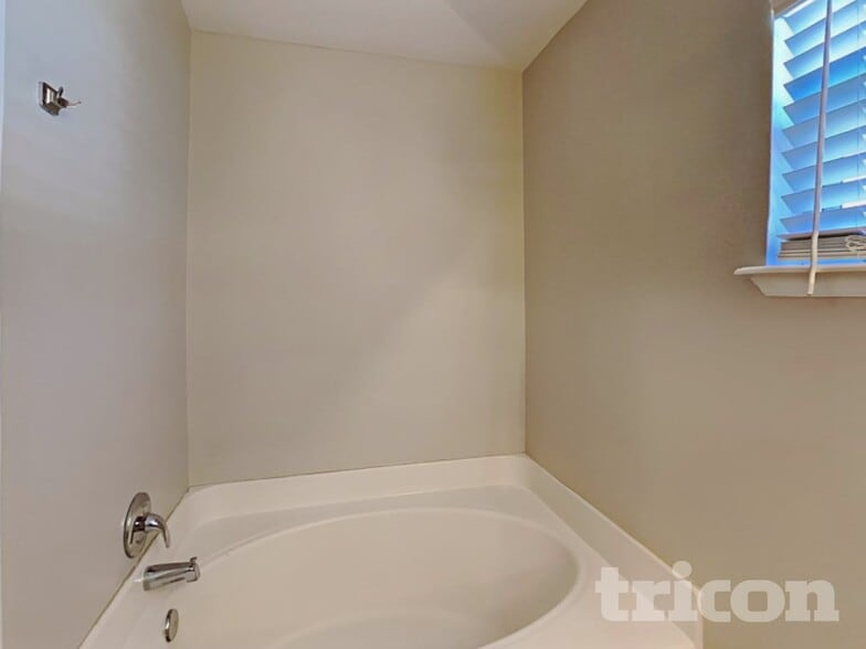 Building Photo - 7403 High Bluff Rd N