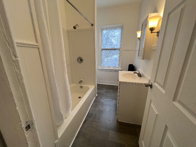 Building Photo - 194 Main St