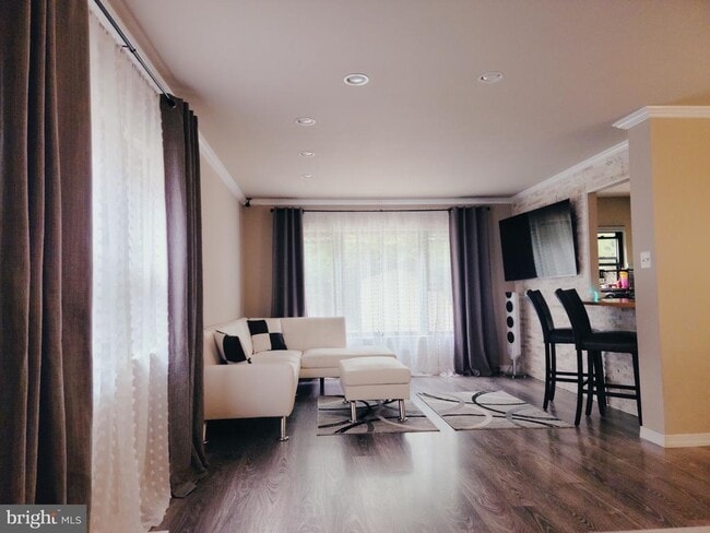 Building Photo - 9364 Neil Rd