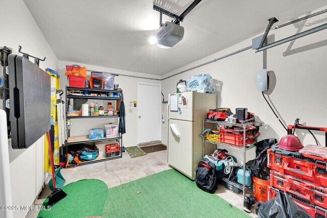 Building Photo - 33 S Pointe Cir