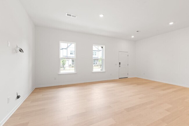 Building Photo - 204 Silver Fleet Dr
