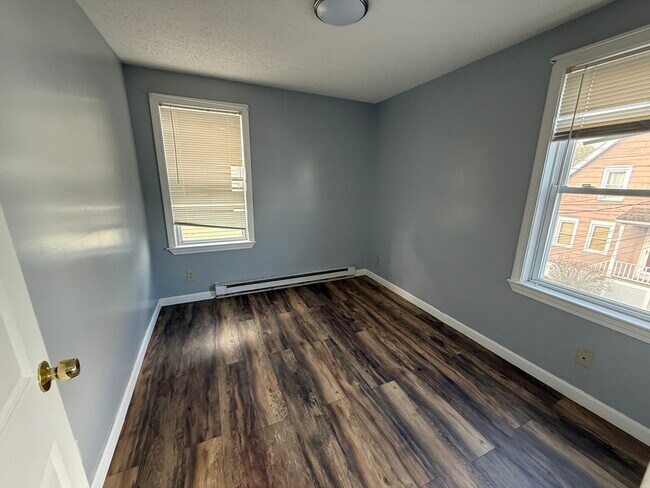 Building Photo - 18 Meadow St