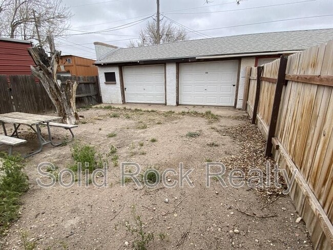 Building Photo - 806 E Mesa Ave