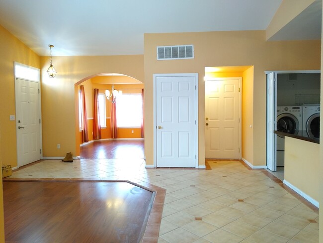 Primary Photo - Super 2 Bedroom 2 Bath Townhome with 2 Car...