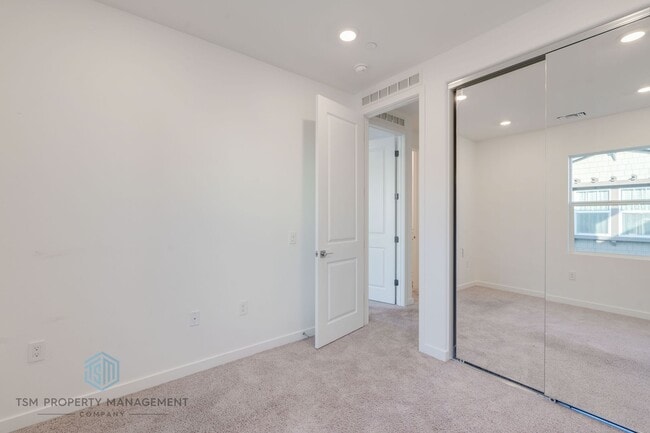 Building Photo - 4 Bed 3.5 Bath Detached House in South El Monte!