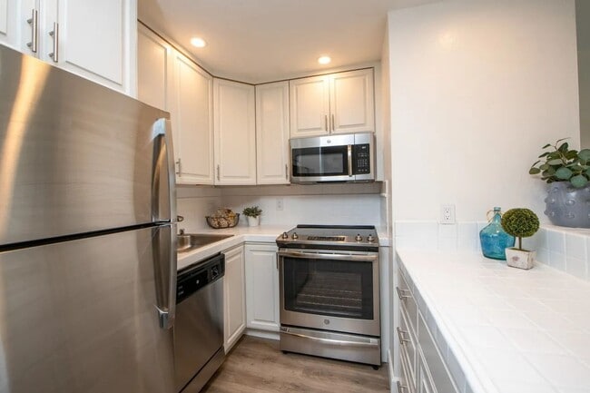 Building Photo - Charming, Furnished 1-bedroom Condo in Sausalito.