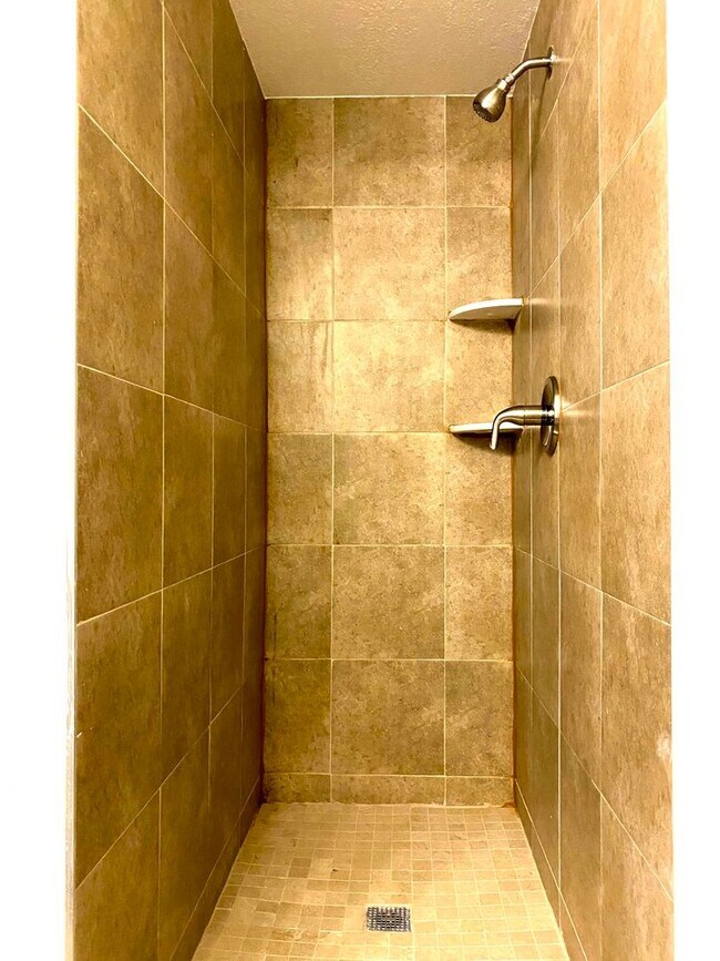 Building Photo - Southern Oaks 2 / 2 with Office & Sun Room