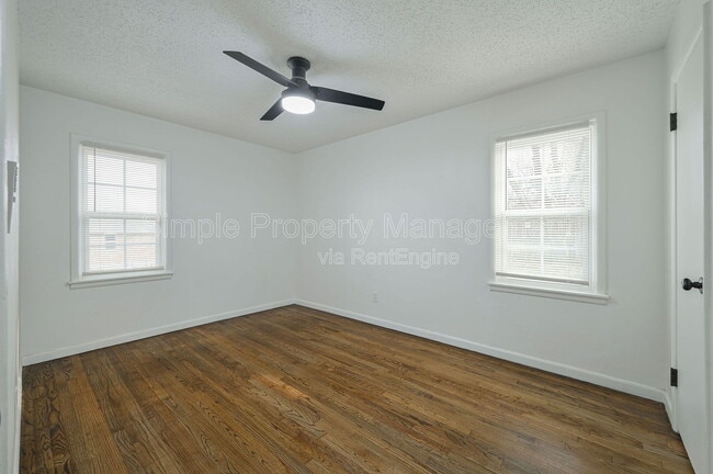 Building Photo - 3704 SW 40th Pl