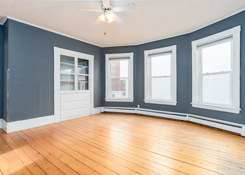 Building Photo - 18 College St