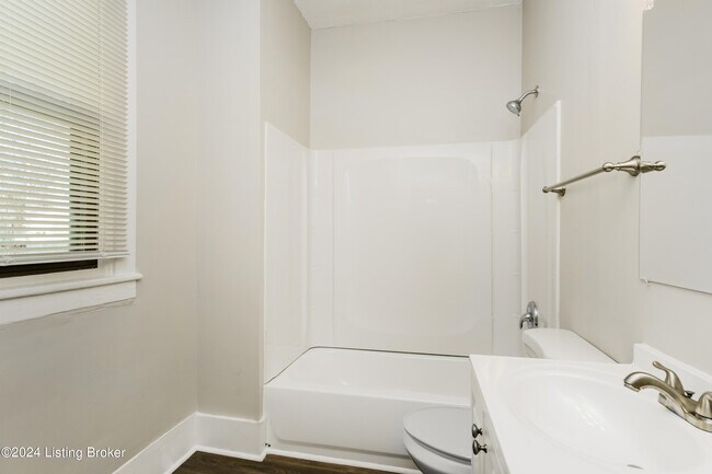 Building Photo - 2133 W Lee St