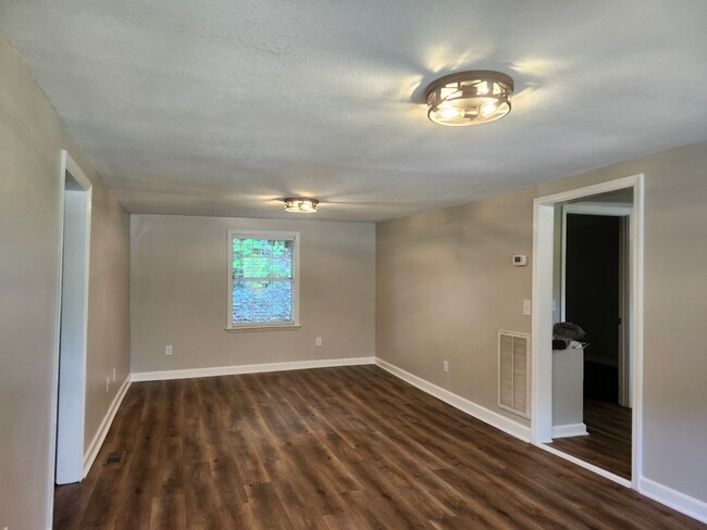 Building Photo - COMING IN MARCH - 2 Bedroom 1 bath home lo...