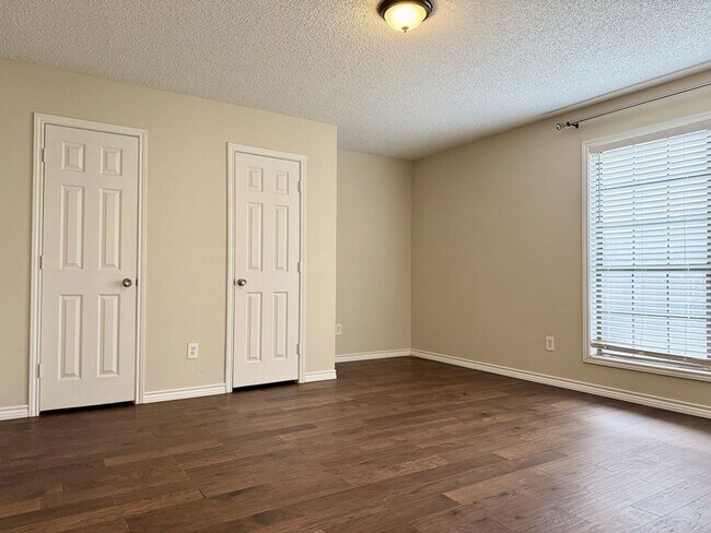 Building Photo - Rental