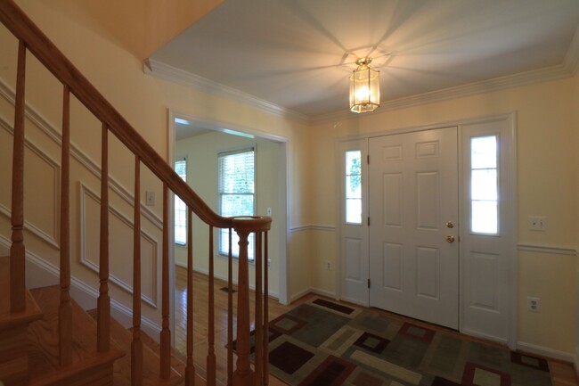 Building Photo - 5 BD + 3.5 Bath Bright & Beautiful Colonia...