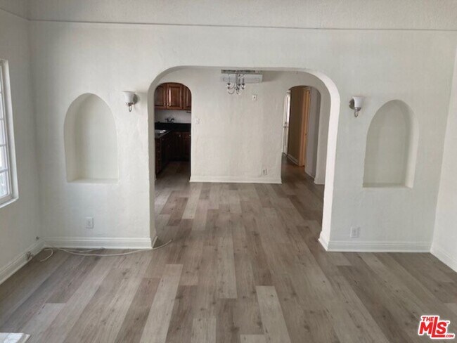 Building Photo - 440 N Orange Grove Ave