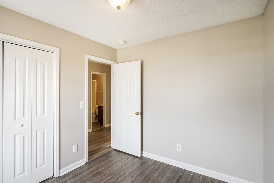 Building Photo - 1204 Smalls Ct