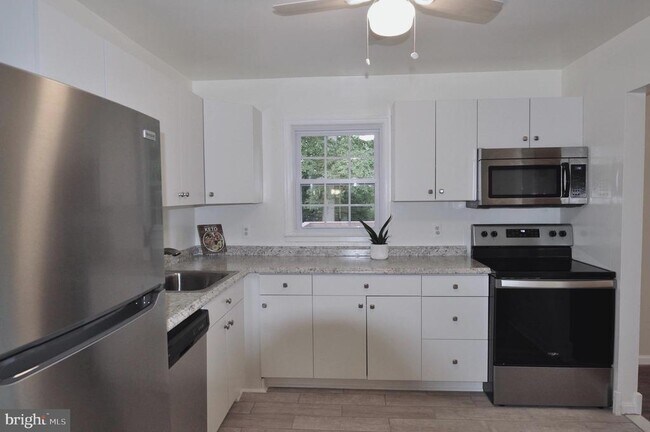 Building Photo - 13831 Delaney Rd