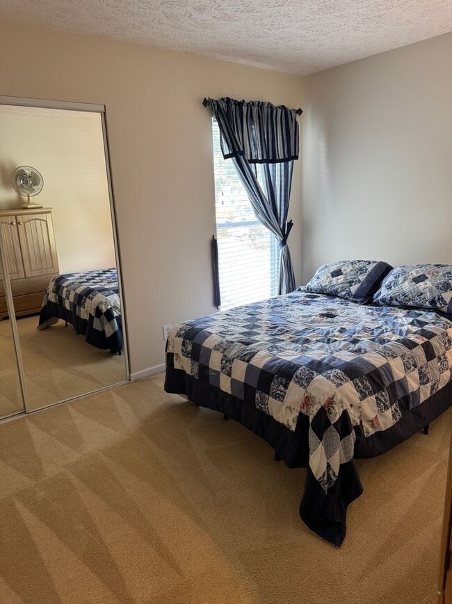 Building Photo - Affordable Lakeside Condo – 3 Bed, 1 Bath