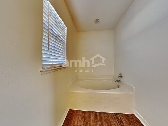 Building Photo - 7147 High Bluff Rd