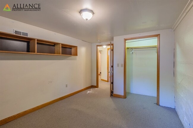 Building Photo - Perfect Location!