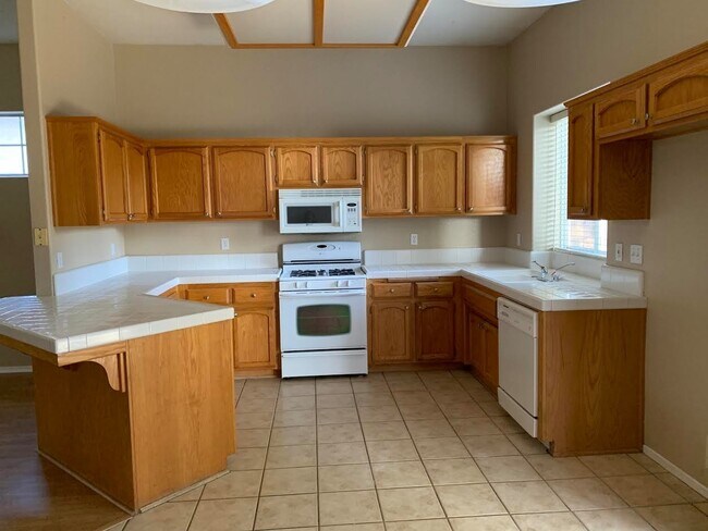 Building Photo - Beautiful Home Call 834-4202