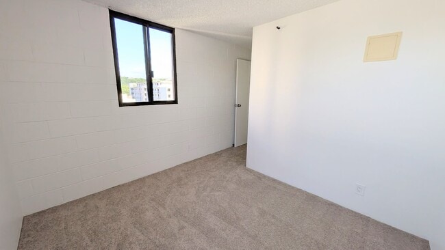 Building Photo - Newly remodeled Large 3 bed/2 bath/2 parking end unit with ocean and city views