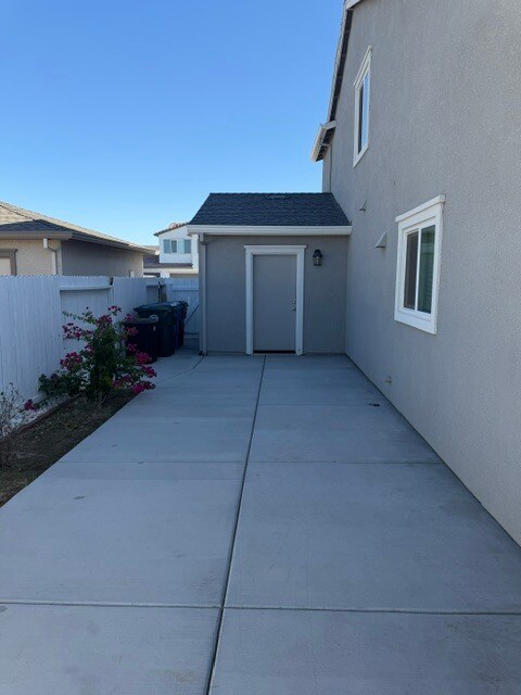 Building Photo - Newer Build, All Electric Home 5 Bedrooms, Loft, 3 bathrooms