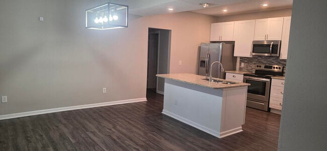 Building Photo - Welcome to this charming 3-bedroom, 2-bath...