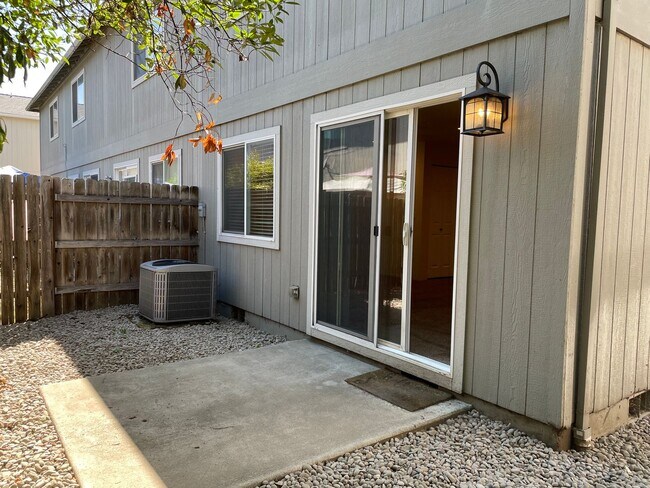 Building Photo - Very Nice 3 Bedroom 2.5 Bathroom Townhome ...