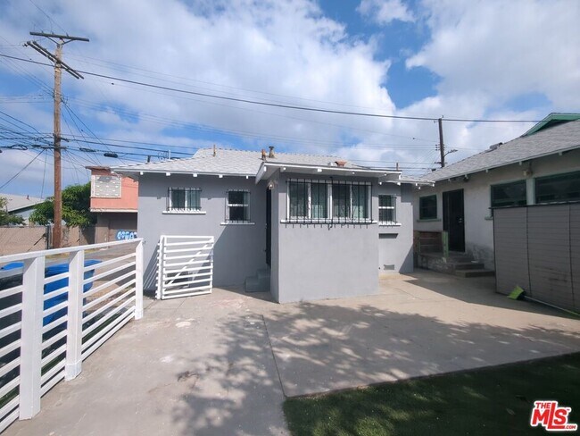 Building Photo - 4215 S Budlong Ave