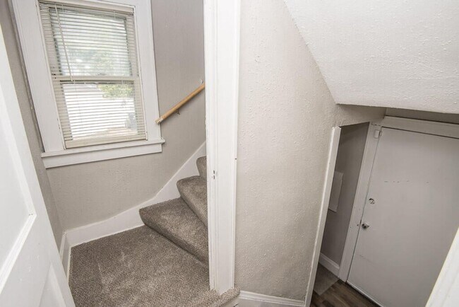 Building Photo - Updated 4-Bed Single Family Home with Clas...