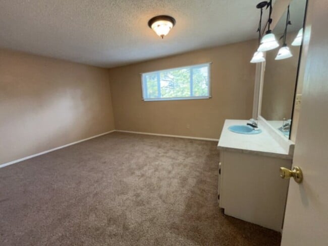 Building Photo - Charming multi-story duplex unit, nestled ...