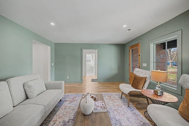 Building Photo - Stunning 5BR/3.5BA historic home located near Hillsboro Village!