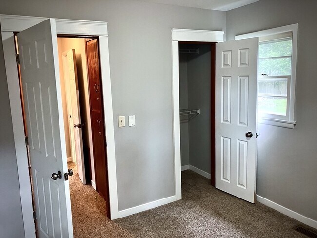 Building Photo - 338 W 4th St