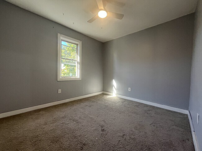 Building Photo - 1077 Main St