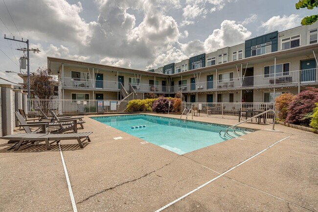 Building Photo - 801 Hillview Heights