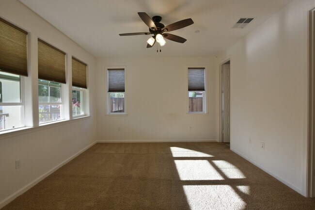 Building Photo - Gorgeous Modern 4 Bedroom 3.5 Bath in Stel...