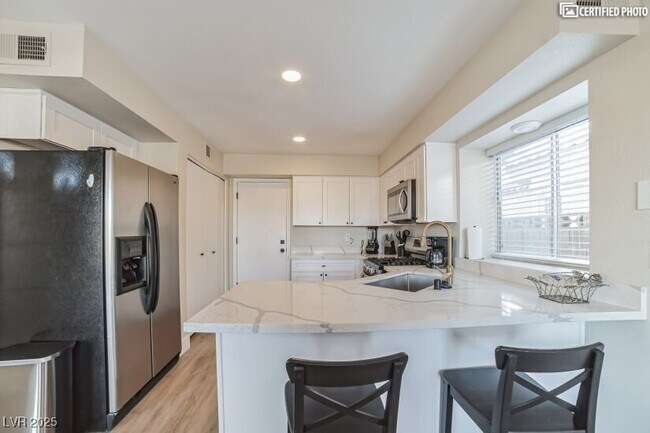 Building Photo - 884 Carnival Ave