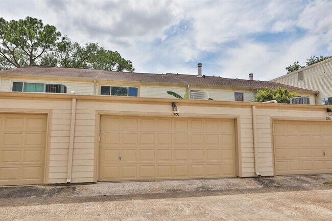 Building Photo - 2050 Augusta Dr