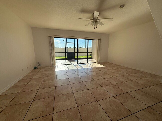 Building Photo - Beachside townhome with 3 bedrooms and 2 b...
